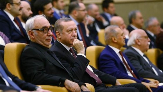 Şener Şen ödülünü Cumhurbaşkanı Erdoğan'ın elinden aldı