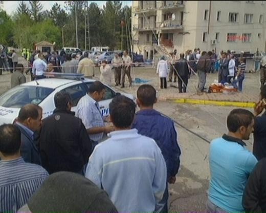 Kayseri'de bomba patladı: 2 Polis Şehit, 18 Yaralı