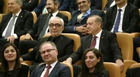 Şener Şen ödülünü Cumhurbaşkanı Erdoğan'ın elinden aldı