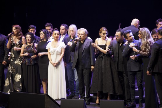 Zülfü Livaneli 50. Sanat Yılı'nı sanatçı dostlarıyla sahnede kutladı