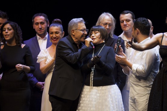 Zülfü Livaneli 50. Sanat Yılı'nı sanatçı dostlarıyla sahnede kutladı