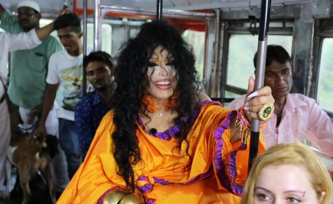'Dünya Güzellerim' Hindistan'da otobüs yolculuğu yaptı