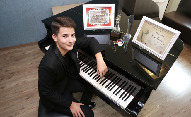 13 yaşındaki Kaan Turan piyano yarışmasında dünya birincisi oldu