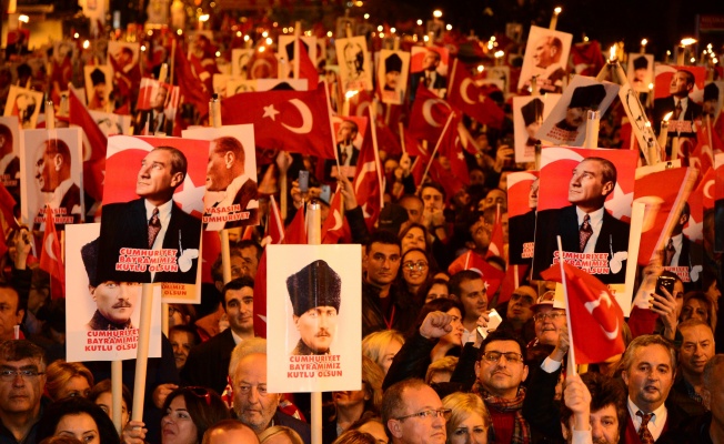 Kadıköy'de yüzbinler "Yaşasın Cumhuriyet" sloganlarıyla yürüdü.