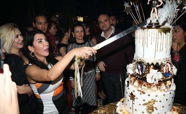 Hande Yener yeni yaşını dostlarıyla kutladı