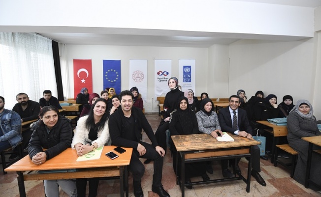 Mert Fırat Zeytinburnu'nda Suriyeli mültecileri ziyaret etti