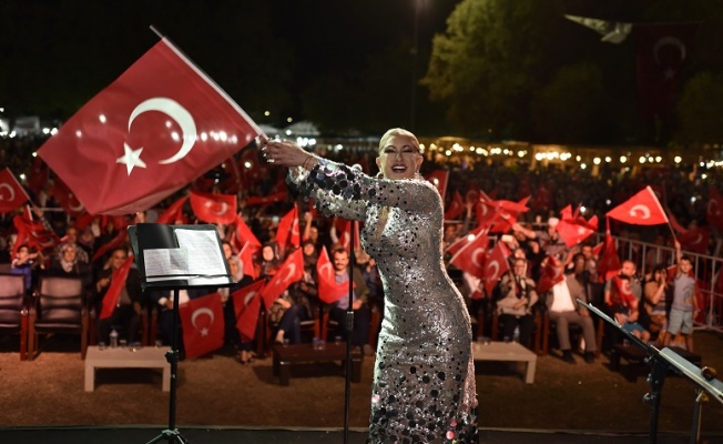 30 Ağustos'ta 30 bin kişi Muazzez Ersoy'un şarkılarıyla coştu