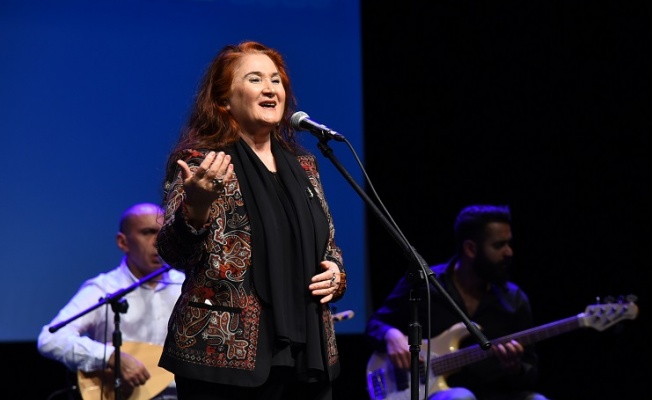 Sabahat Akkiraz, 50’inci sanat yılını konserle kutladı