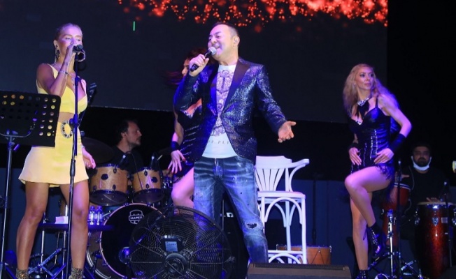 Serdar Ortaç performansı ile sahnedeki dansçı kızlara taş çıkarttı