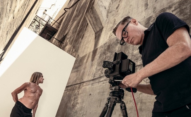 Bryan Adams'ın çektiği 2022 Pirelli Takvimi'nin kamera arkası görüntüleri yayınlandı