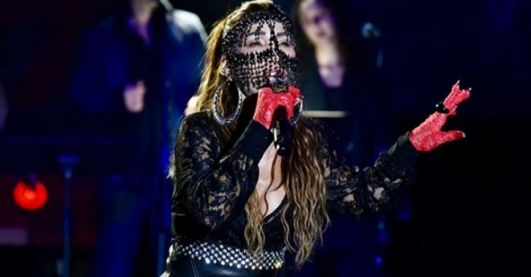 Hande Yener konserinde maskesiyle dikkat çekti