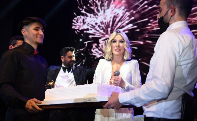 Seda Sayan hem yeni yılı hem de yeni yaşını sahnede kutladı
