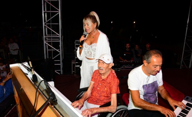 İlham Gencer 100. yaşını Süperstar Ajda Pekkan ile birlikte sahnede kutladı