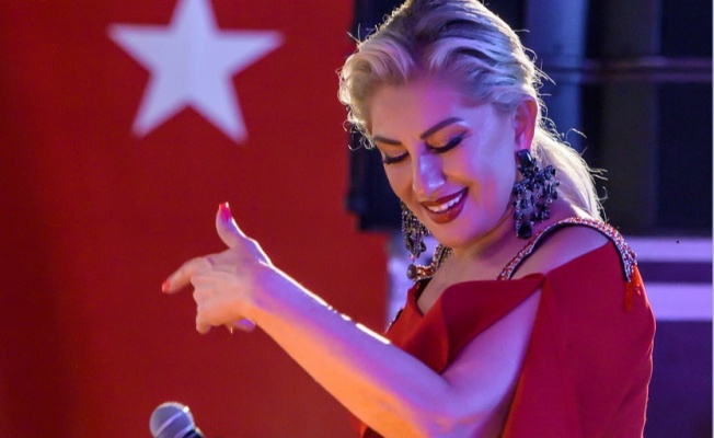Muazzez Ersoy, 30 Ağustos Zafer Bayramı'nın 100. Yılını Kütahya da sahnede kutladı