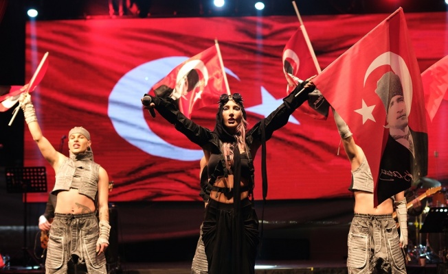 Hande Yener Cumhuriyet Bayramı'nda Çerkezköy’de sahne aldı