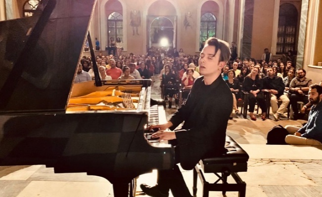 Piyanist Dengin Ceyhan, Chopin'in parçalarıyla İzmirlileri büyüledi