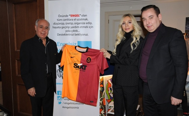 Fatih Terim imzalı GS formasını Fenerbahçe Kulübü kongre üyesi satın aldı...