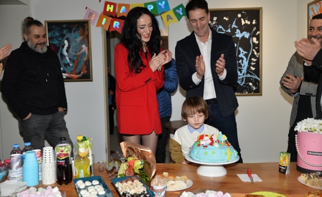 Bekir Aksoy ve Nazife Aksoy dünyanın en genç ressamı Asil Aksoy'un doğum gününü sergide kutladı