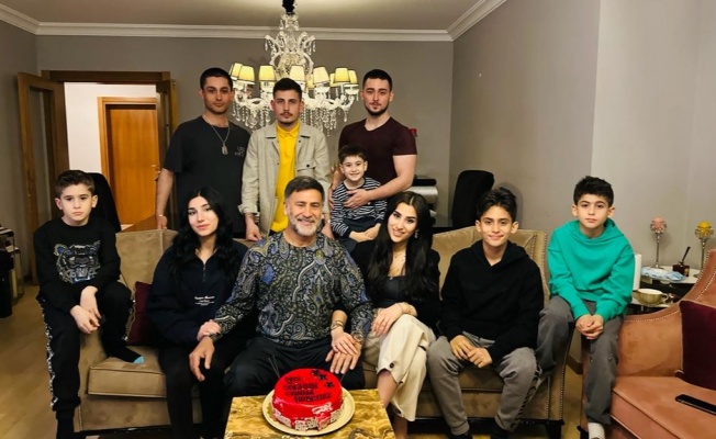 İzzet Yıldızhan 60'ıncı yaş gününü çocuklarıyla kutladı