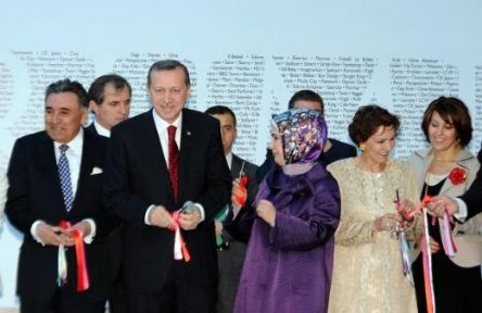 Aydın Doğan ve Başbakan Erdoğan birlikte kurdele kesti