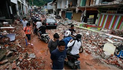 Endonezya'da 8.9 büyüklüğünde deprem