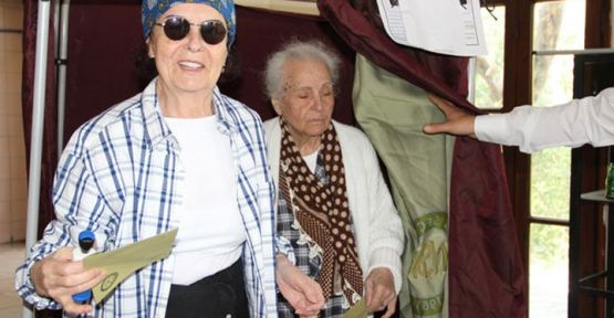 Fatma Girik hasta yatağından kalkıp 94 yaşında annesi ile birlikte oyunu kullandı