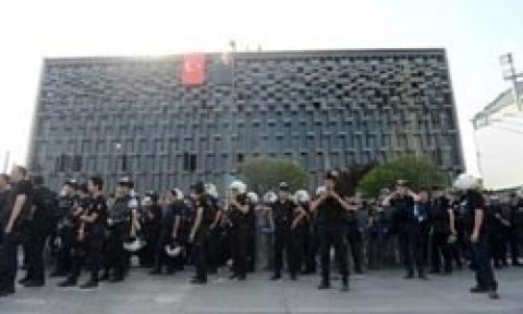 Polis Taksim'e müdahale ediyor