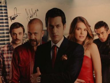 'Suskunlar' dizisinin oyuncular posterini imzaladı!