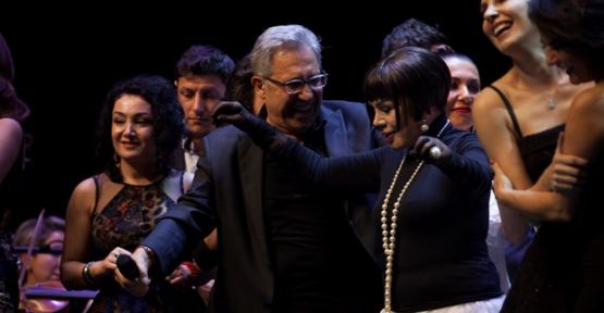 Zülfü Livaneli 50. Sanat Yılı'nı Zorlu PSM'de sahnede kutladı