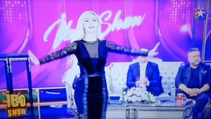 Oryantal Didem performans sergilerken şarkıcı Bülent Serttaş kafasını başka yöne çevirdi